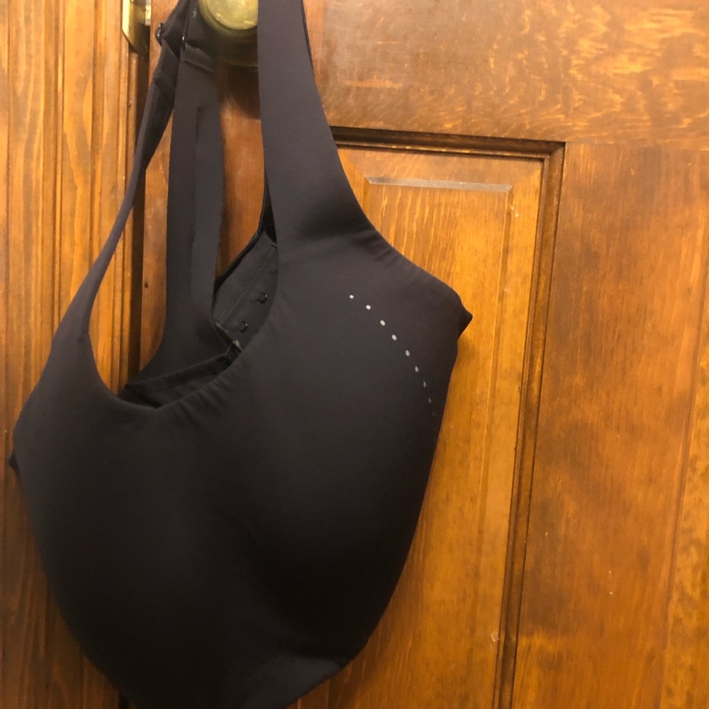 Lululemon black sports bra 36DDD. Never worn.
